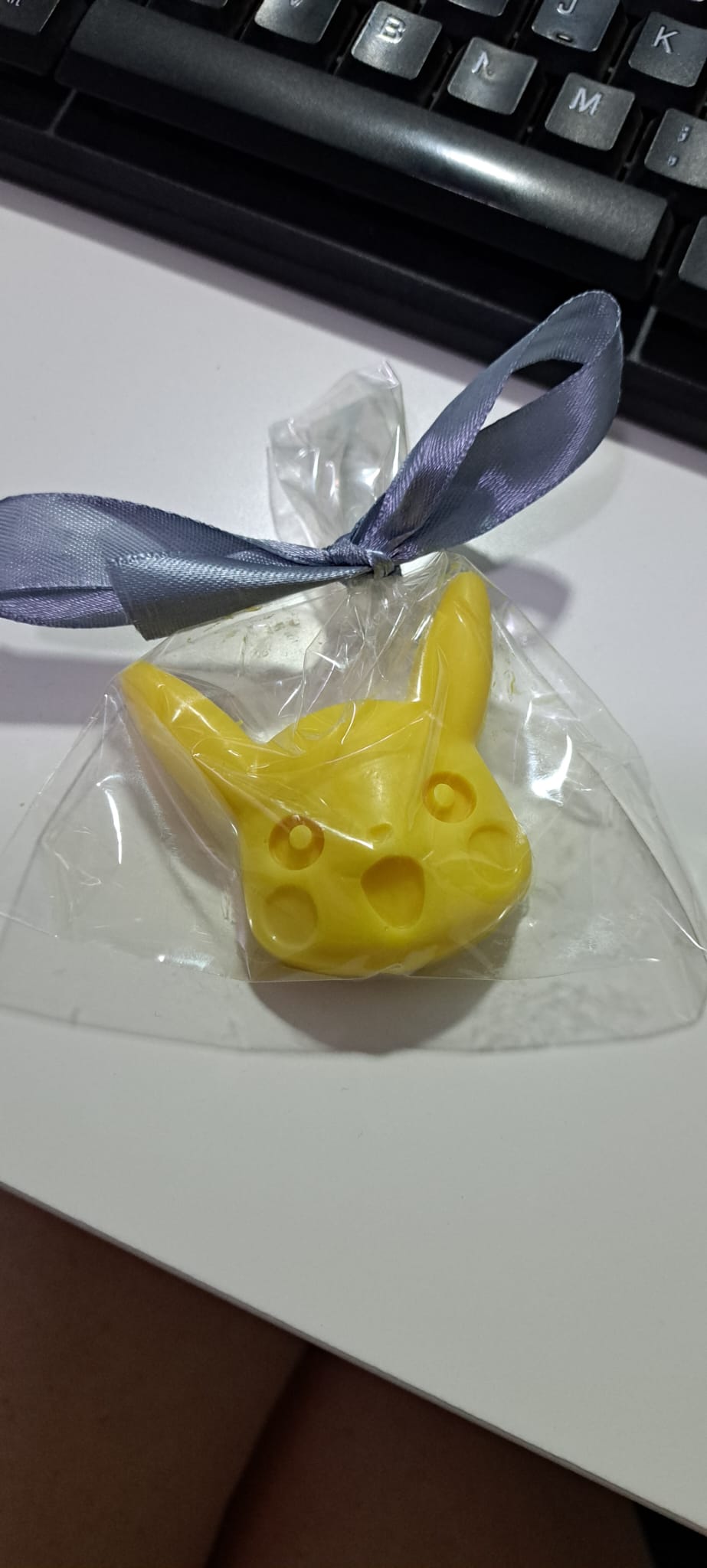 Jabón artesanal con diseño Pokémon amarillo, regalo friki hecho a mano