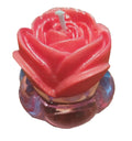 Rosa fucsia en soporte de cristal con forma de flor rosa