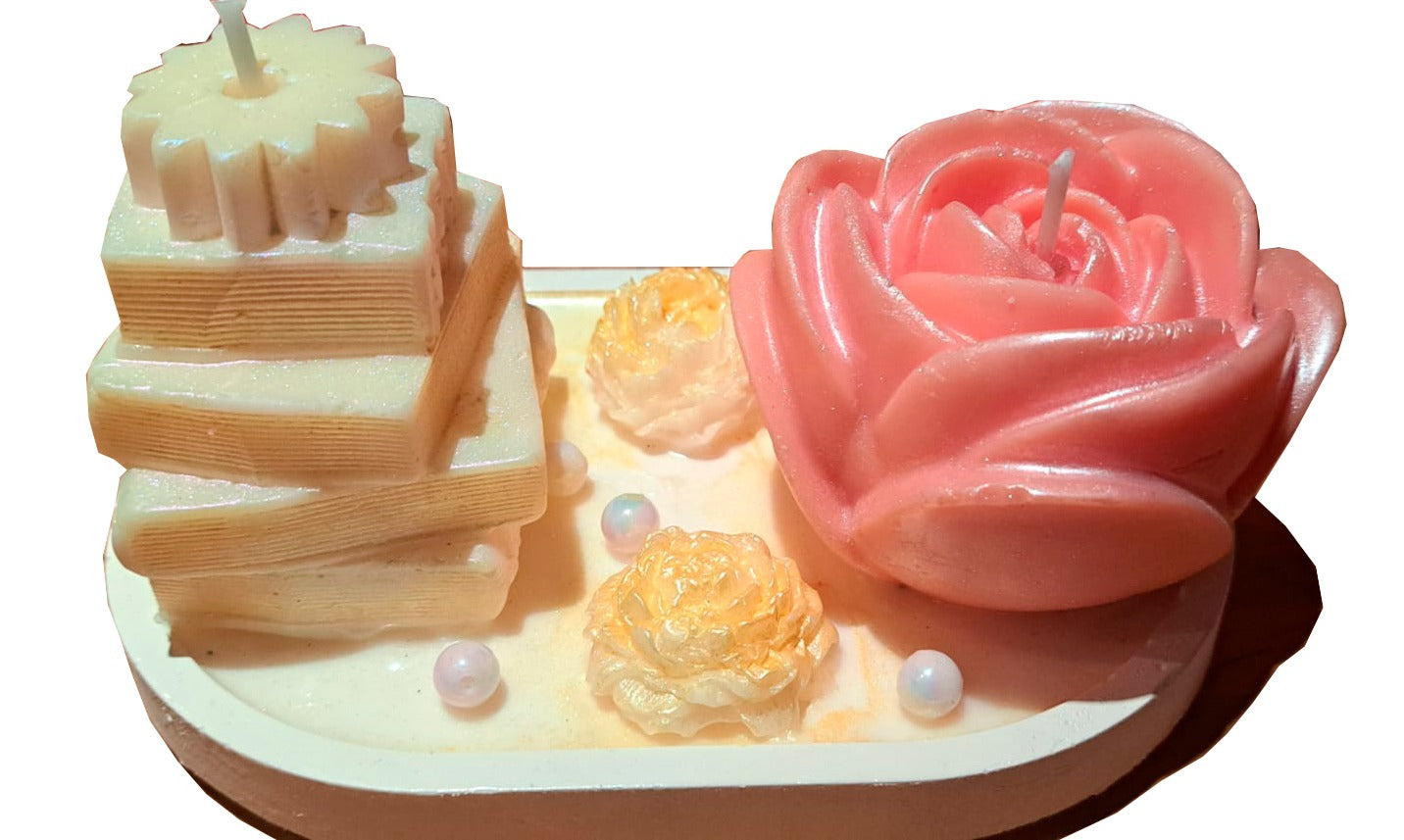 Bandeja cerámica blanca con velas rosa y libros dorados